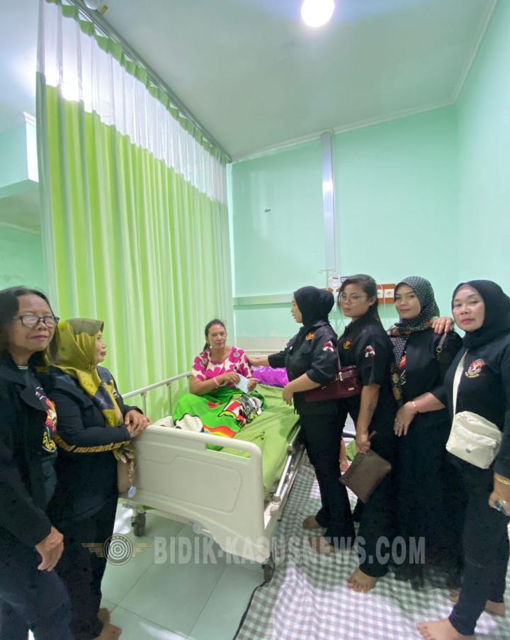 Srikandi DPC Jepara Jenguk Anggota Keluarga Squad Nusantara di RS Kelet