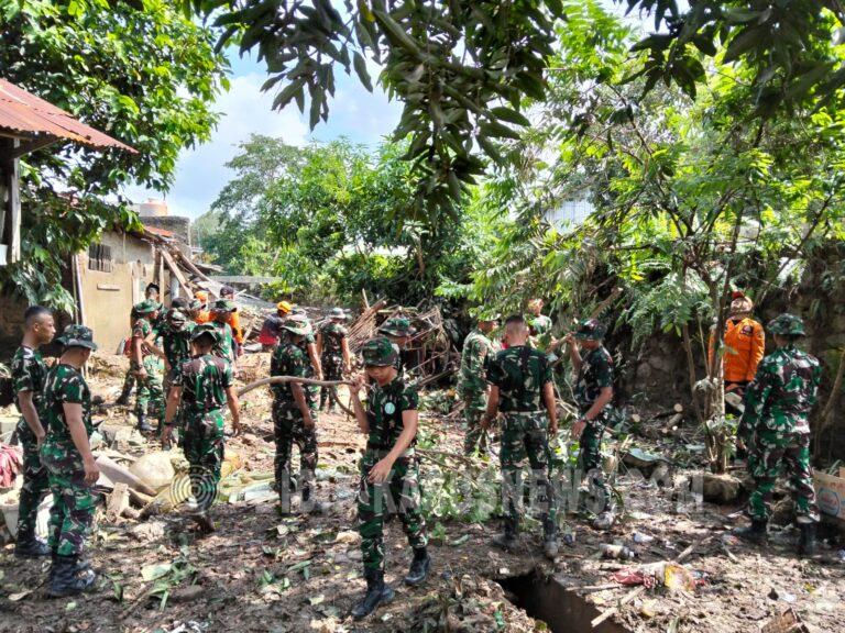 Gerebek Sungai Pascabanjir, Babinsa Garuntang Jadi Penggerak Gotong Royong