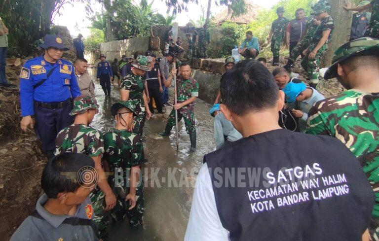 Babinsa Jagabaya II Pimpin “Gerebek Sungai” di Way Awi, Ratusan Personel Bersihkan Dampak Banjir