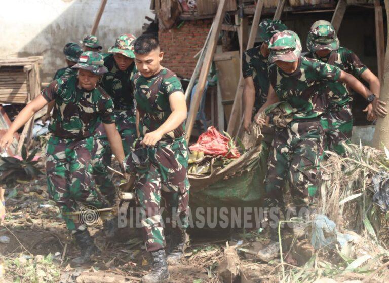 TNI Hadir untuk Rakyat: Babinsa Kodim 0410/KBL Tangani Dampak Banjir Secara Serentak