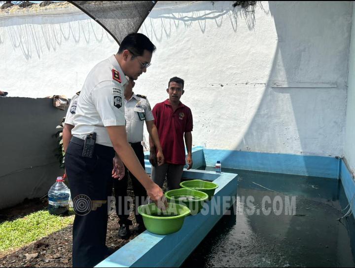 Perkuat Ketahanan Pangan, Karutan Jepara Pimpin Penebaran Ribuan Bibit Lele