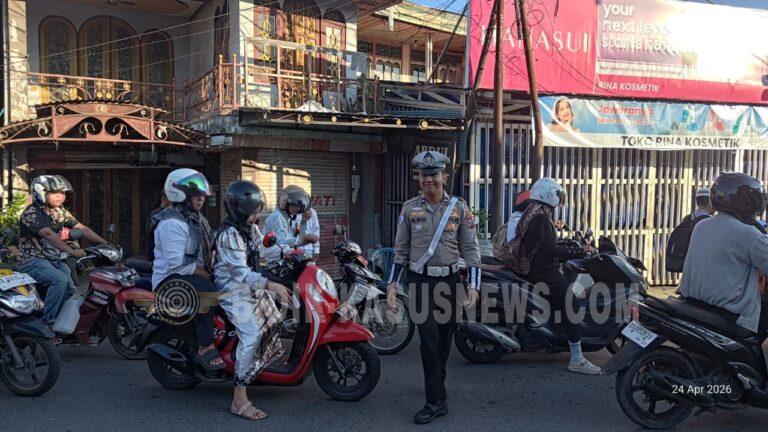 Sat Lantas Polres HSU Gencarkan Edukasi Tertib Lalu Lintas, Bagikan Brosur Keselamatan di Amuntai
