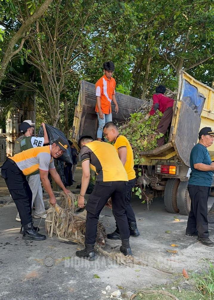 Semarak 10 Tahun Jepara Ourland Park, Polsek Mlonggo dan Warga Kompak Bersihkan Pantai Mororejo