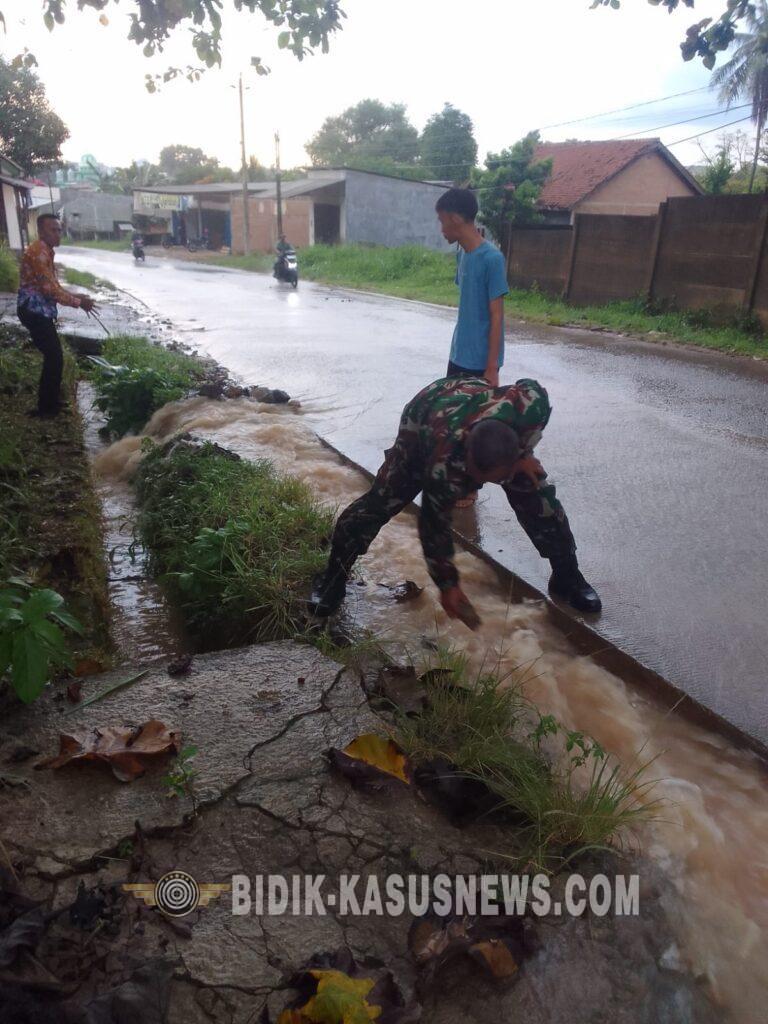 Babinsa Campang Raya Gerak Cepat Pantau Genangan Usai Hujan Deras di Bandar Lampung