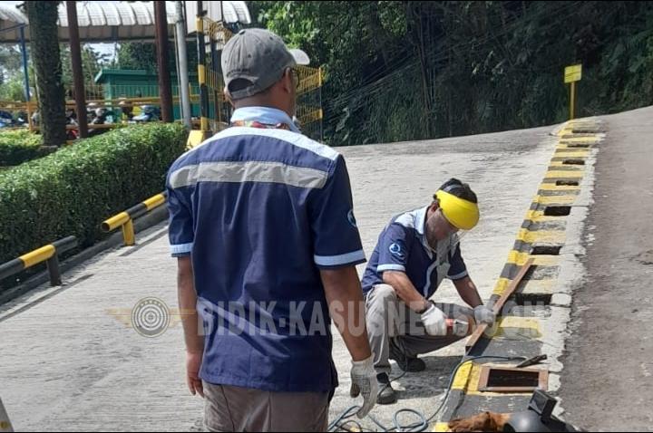 Safety Jadi Prioritas, PT AQUA Babakanpari Cidahu Gerak Cepat Tutup Lubang Jalan ke Kampung Pojok