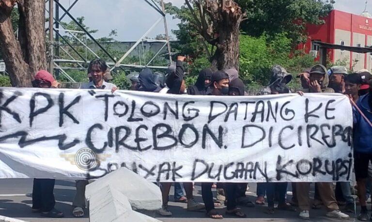 Aksi MPC di Kantor DPUTR Cirebon, Ungkap Dugaan Lelang Proyek Tak Transparan