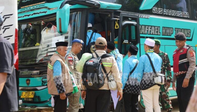 Tangis dan Doa Iringi Keberangkatan 445 Jemaah Haji Kuningan ke Tanah Suci
