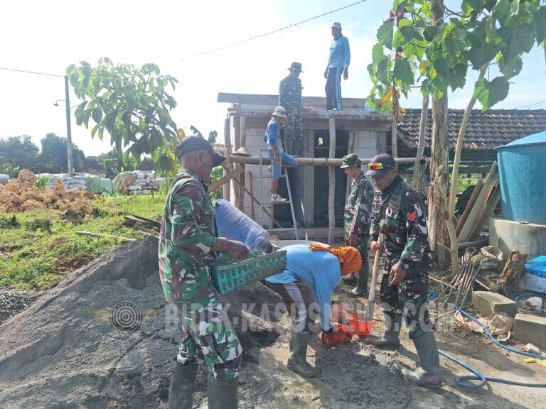 Pengecoran Atap Jadi Simbol Kebersamaan, TMMD Bangun MCK di Desa Godo