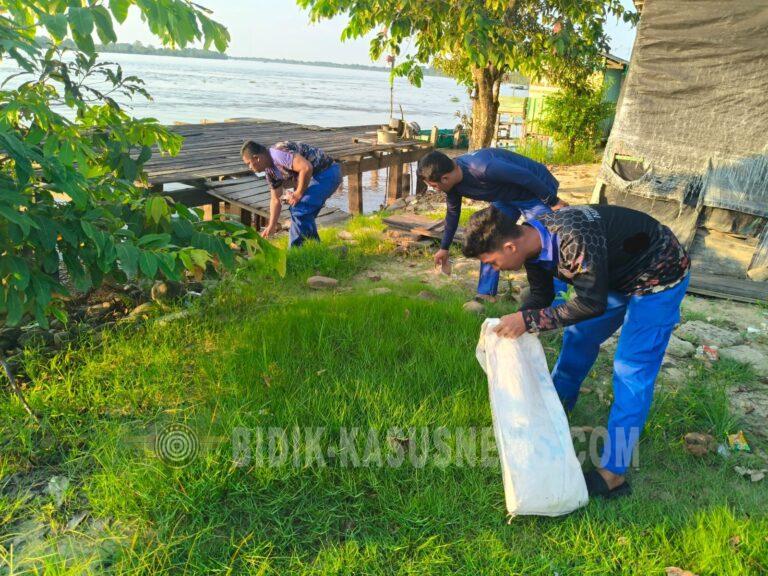 Sat Polairud Polres HSU Turun Bersihkan Sungai Paminggir, Edukasi Warga Jaga Kelestarian Lingkungan