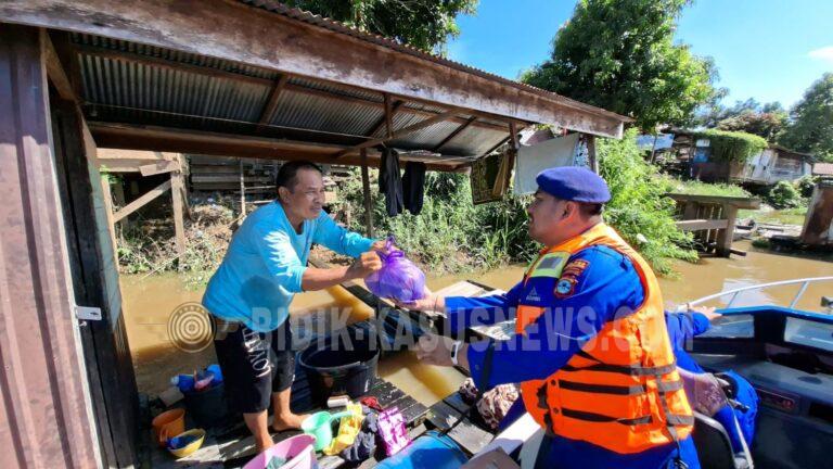 Sat Polairud Polres HSU Tebar Kepedulian Lewat Jumat Berkah di Pesisir Kali Nagara