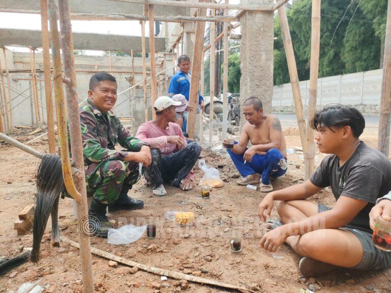 Babinsa Koramil 410-05/TKP Gerakkan Warga Perkuat Siskamling dan Antisipasi Banjir di Bandar Lampung
