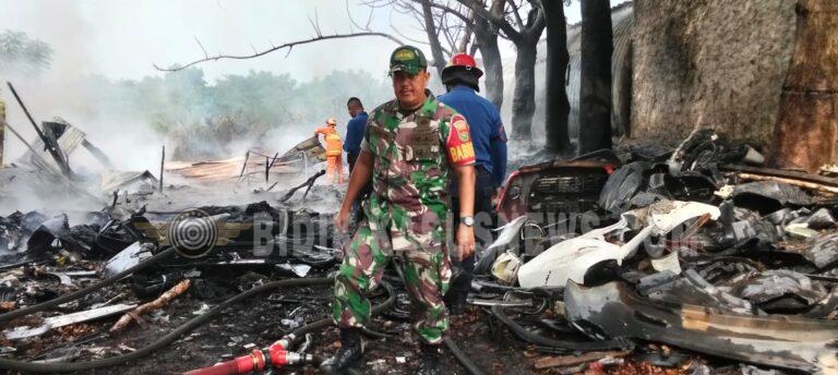 Gerak Cepat Babinsa Teluk Betung Selatan Selamatkan Warga Saat Gudang Sparepart Mobil Terbakar di Bandar Lampung