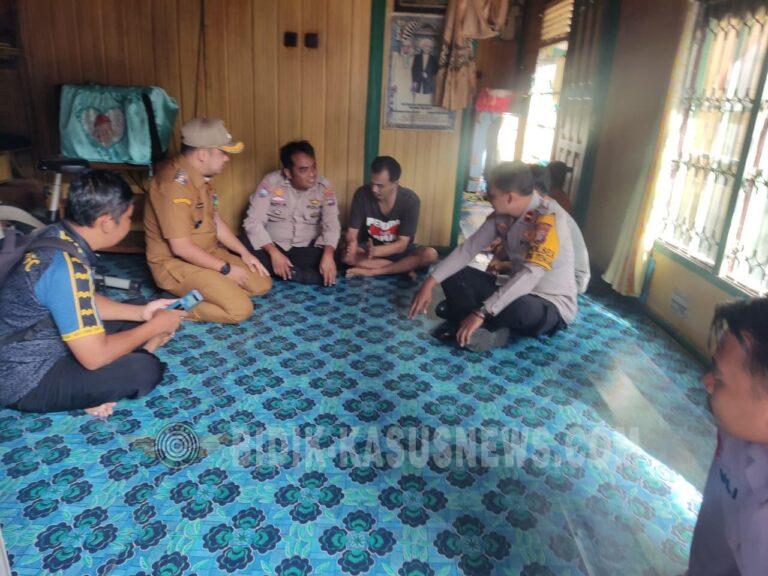 Polsek Amuntai Tengah Evakuasi Pria Diduga Mengalami Gangguan Jiwa ke RSUD Pembalah Batung