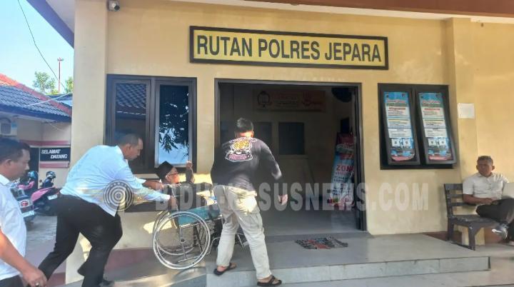 14.58 Menuju Rutan Polres Jepara, Pimpinan Ponpes Resmi Ditahan,Dugaan kekerasan seksual