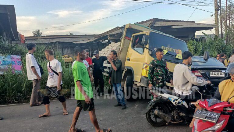 Babinsa Koramil 410-02/TBS Sigap Evakuasi Kecelakaan Truk dan Sedan di Jalan Wan Abdurrahman Kemiling