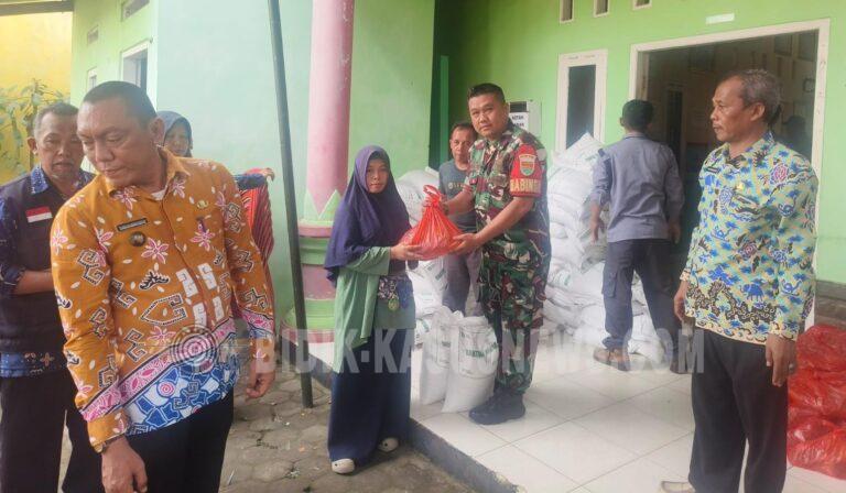 Babinsa Koramil Kedaton Kawal Penyaluran Bantuan Beras di Labuhan Ratu, Warga Apresiasi Kepedulian TNI
