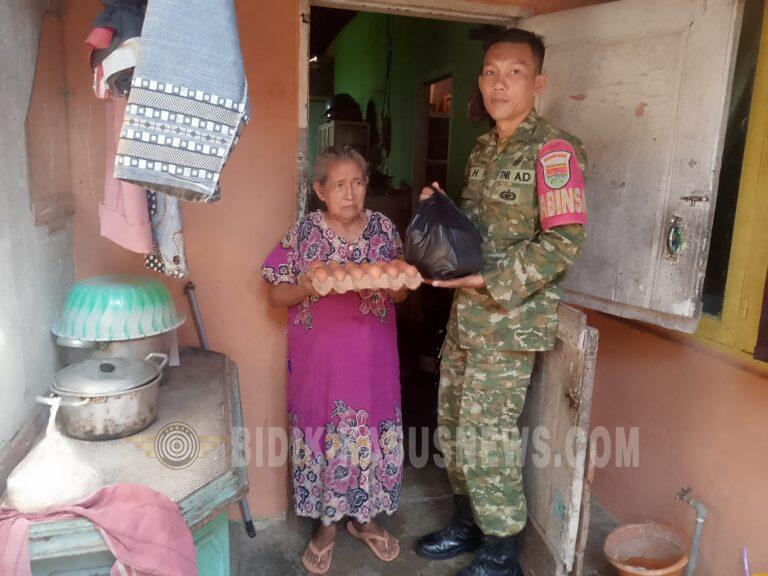 Babinsa Enggal Tebar Kepedulian Lewat Bakti Sosial, Warga Haru Rasakan Kehadiran TNI di Tengah Kesulitan