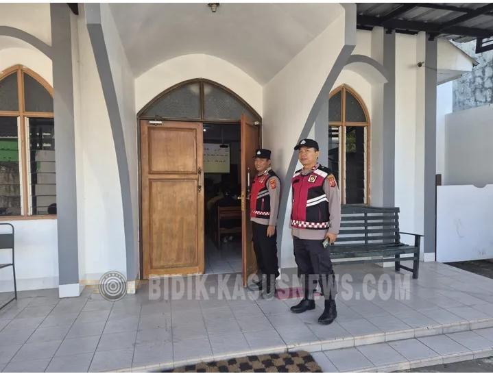 Pelaksanaan Kebaktian di Gereja Kristen Indonesia(GKI) Desa Krimun Kec:Losarang di jaga Personel Polsek Losarang