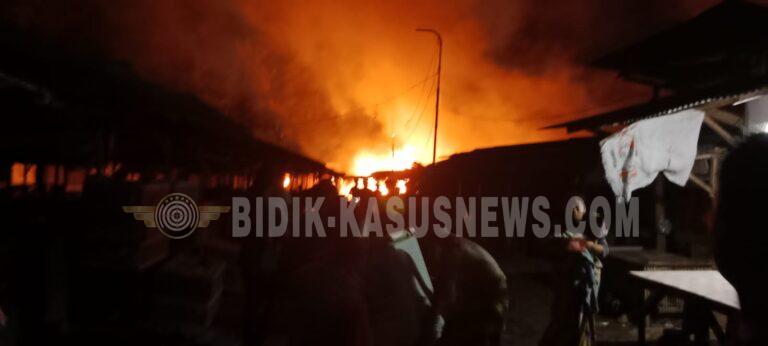 Babinsa Koramil 410-03/TBU Sigap Padamkan Kebakaran Pasar Eks Pabrik Karet, Puluhan Lapak Terselamatkan dari Amukan Api
