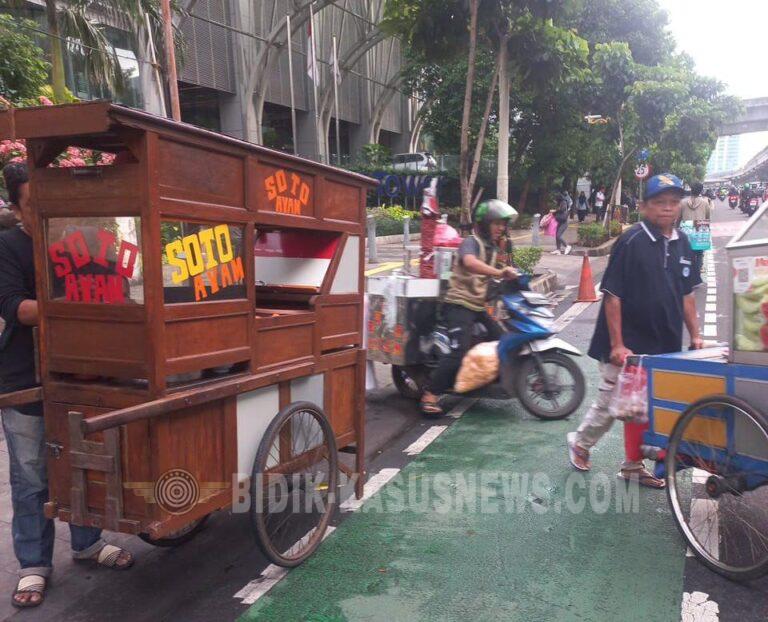 Satpol PP Setiabudi Tertibkan PKL di Jalan HR Rasuna Said, Utamakan Pendekatan Humanis dan Kebersihan Kota