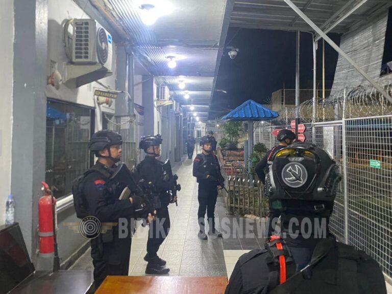 Detasemen Gegana Satbrimob Polda Sumsel Perketat Pengamanan Operasi Penggeledahan Terpadu di Rutan Pakjo Palembang
