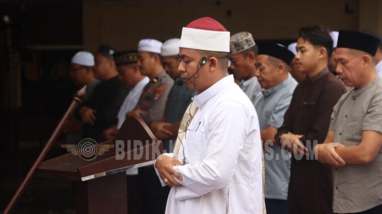 Briptu Ahlun Nazhar Dipercaya Jadi Imam Shalat Idul Adha 2026 di Halaman Polres HSU