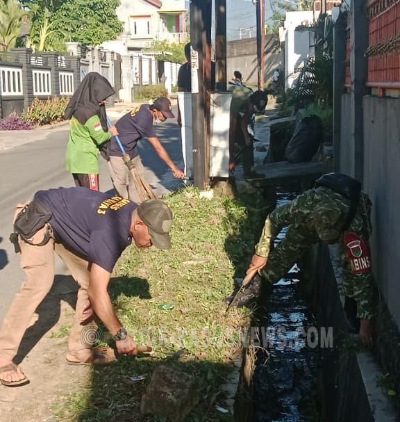Babinsa Way Halim Jadi Motor Gotong Royong, Warga Jagabaya III Antusias Ikut Jumat Bersih