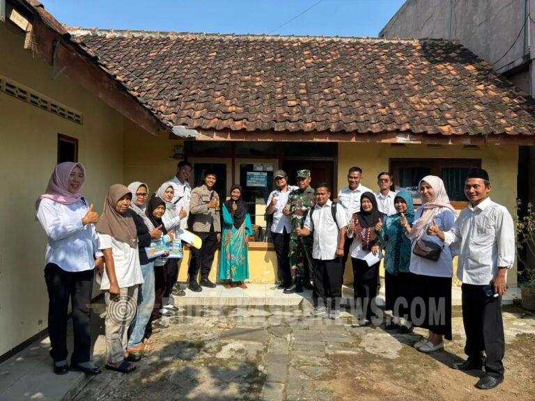 Pastikan Bansos Tepat Sasaran, Polres Majalengka Kawal Pemasangan Stiker Keluarga Prasejahtera di Desa Kumbung