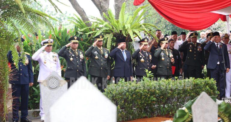 Kasad Beri Penghormatan Terakhir kepada Jenderal TNI (Purn) Ryamizard Ryacudu