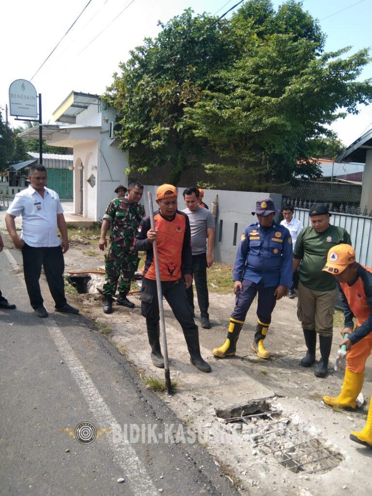 Babinsa Segalamider Pimpin Aksi Bersih Drainase, Cegah Banjir dan Kembalikan Kelancaran Aliran Air di Bandar Lampung
