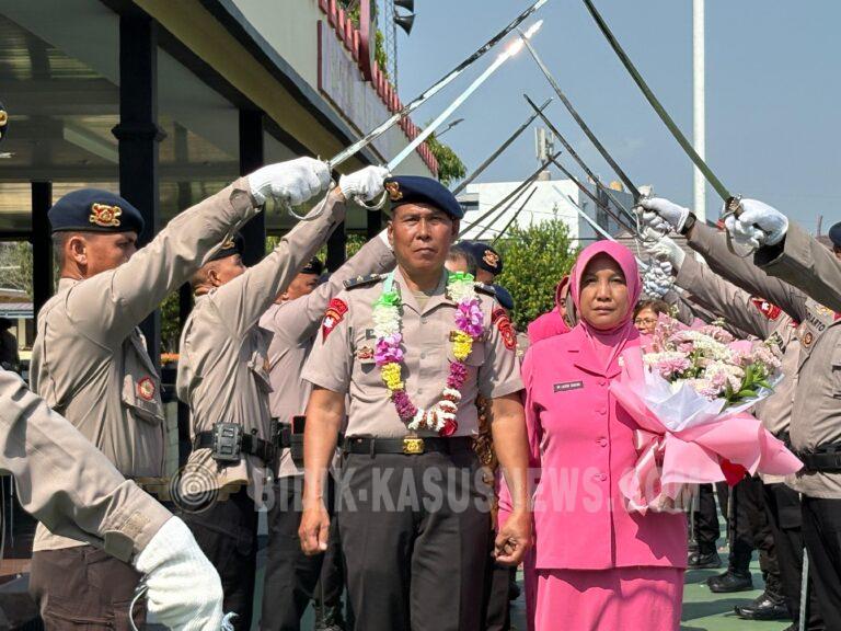 Penuh Haru dan Kehormatan, Dansat Brimob Polda Sumsel Pimpin Tradisi Pedang Pora Pelepasan Purnabakti Kompol Sugeng