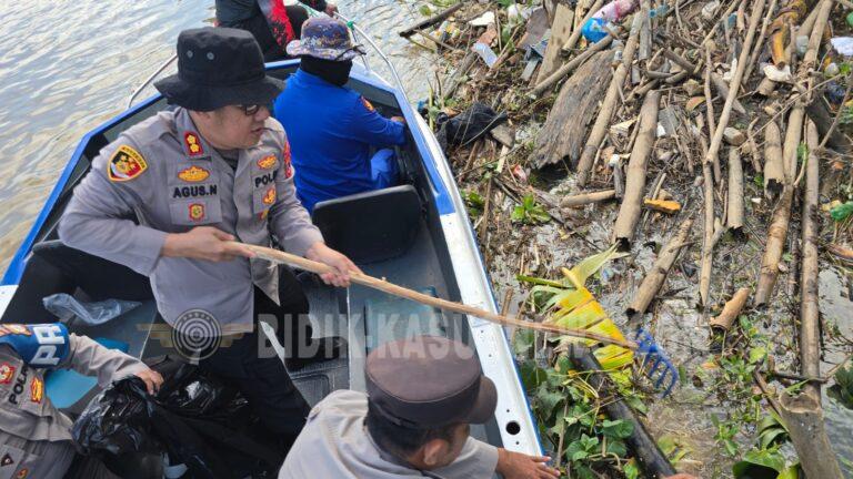 Sambut Hari Bhayangkara ke-80, Polres HSU Pimpin Aksi Bersih Sungai di Amuntai untuk Dukung Program ASRI