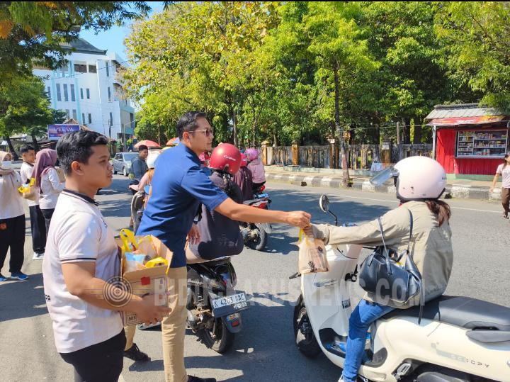 Jum’at Berkah, Rutan Jepara Bagikan Paket Makanan kepada Pengguna Jalan