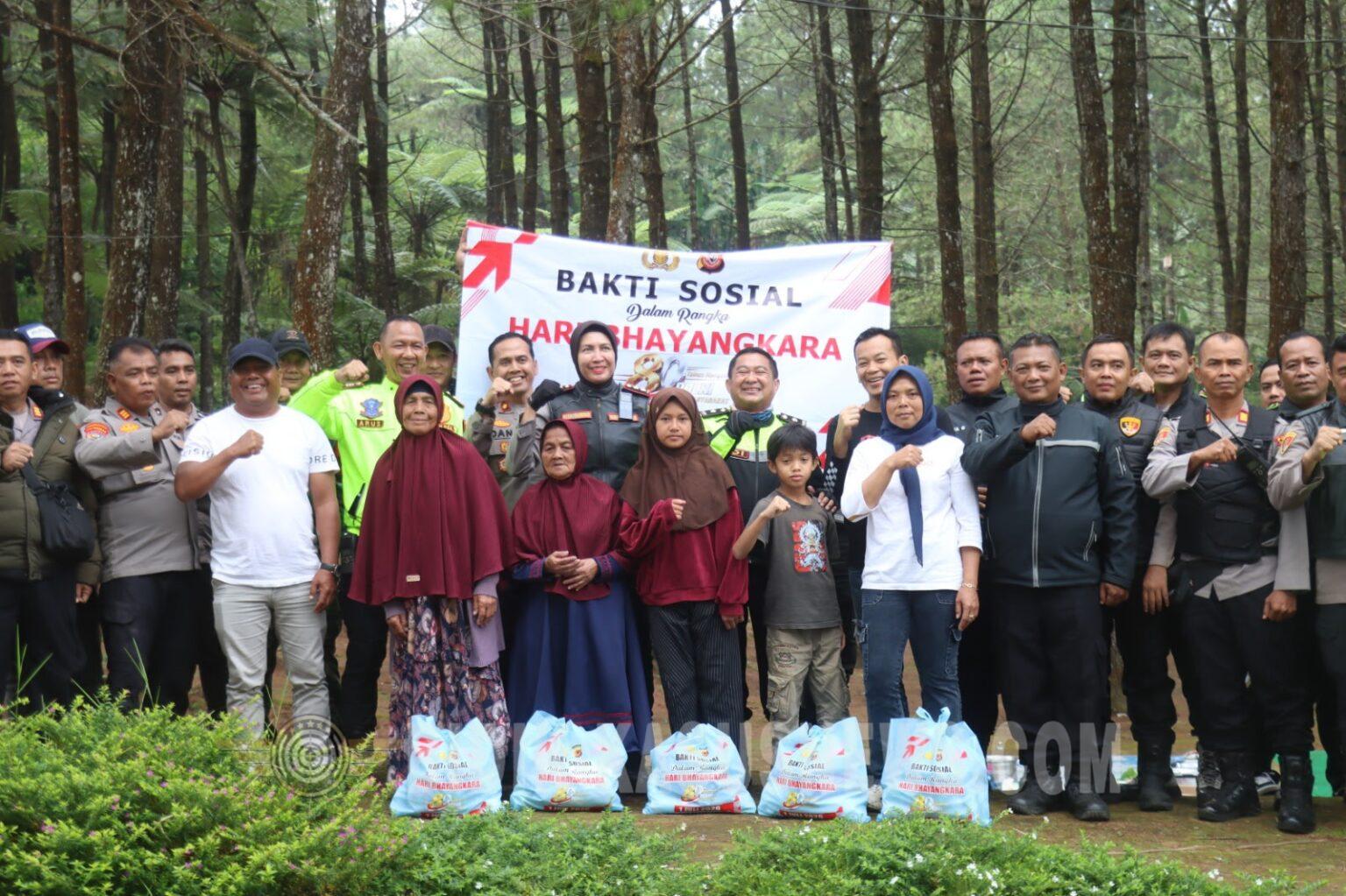 Patroli Kamtibmas dan Bakti Sosial Dalam Rangka Hari Bhayangkara ke-80, Kapolres Majalengka Bagikan Paket Sembako
