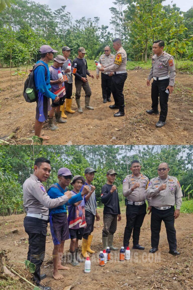 SATLANTAS Polres Kuningan Beri Bantuan Berupa Cairan Pembasmi Rumput Sebagai Dukungan Terhadap Program Swasembada Pangan Nasional