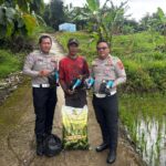 SAT LANTAS POLRES KUNINGAN MEMBERIKAN BANTUAN BERUPA CAIRAN PEMBASMI RUMPUT KEPADA KELOMPOK TANI DESA CIBULAN KECAMATAN CIDAHU DALAM RANGKA PENANAMAN JAGUNG SEBAGAI IMPLEMENTASI KETAHANAN PANGAN NASIONAL