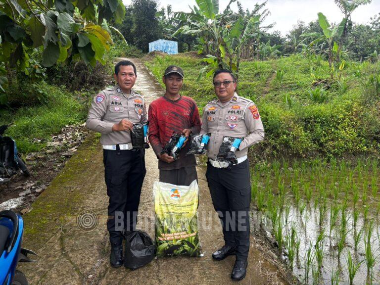 SAT LANTAS POLRES KUNINGAN MEMBERIKAN BANTUAN BERUPA CAIRAN PEMBASMI RUMPUT KEPADA KELOMPOK TANI DESA CIBULAN KECAMATAN CIDAHU DALAM RANGKA PENANAMAN JAGUNG SEBAGAI IMPLEMENTASI KETAHANAN PANGAN NASIONAL