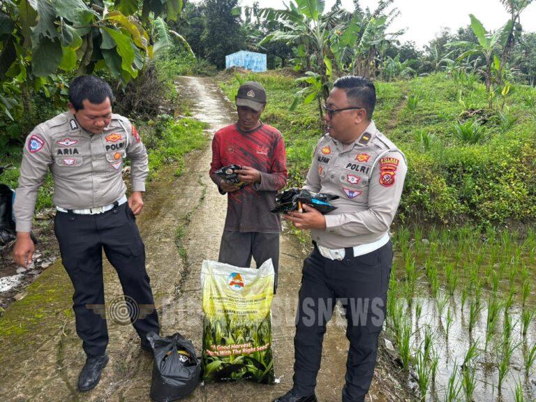 SATLANTAS POLRES KUNINGAN SALURKAN BANTUAN BIBIT JAGUNG UNTUK DUKUNG SWASEMBADA PANGAN NASIONAL DI DESA CIBULAN