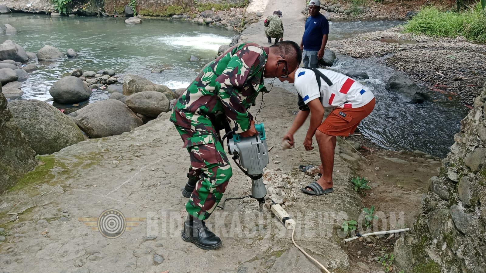 Babinsa Kodim 0410/KBL Kawal Pembangunan Jembatan Perintis Garuda, Hubungkan Dua Kelurahan di Bandar Lampung