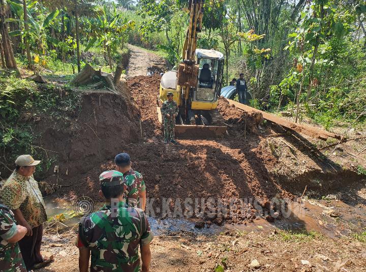 DANDIM 0718/PATI TINJAU PEMBANGUNAN JEMBATAN GARUDA DI DESA POHGADING