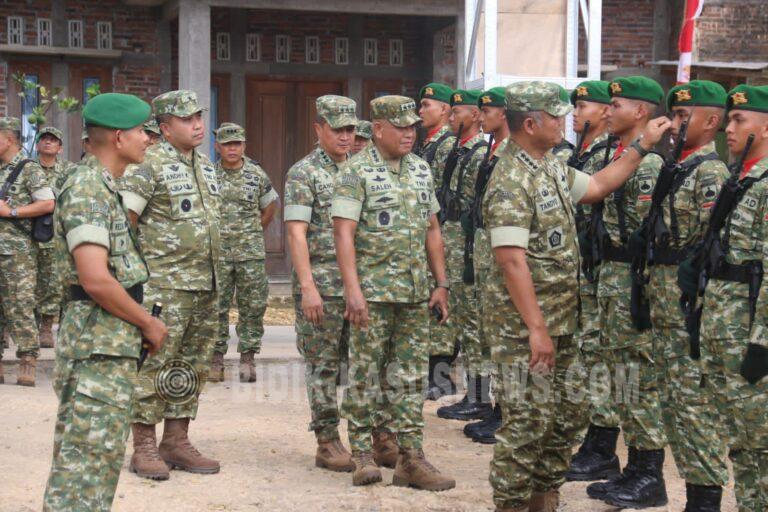 Wakasad Dampingi Wapang TNI Tinjau Kesiapan Yonif TP 936/SJ