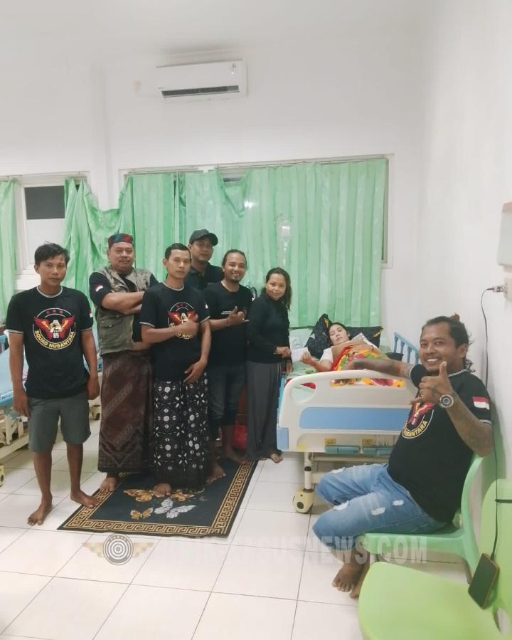 Ketua Ranting Pecangaan Amir Yahya Bersama Anggota Squad Nusantara Jenguk Anggota yang Sakit