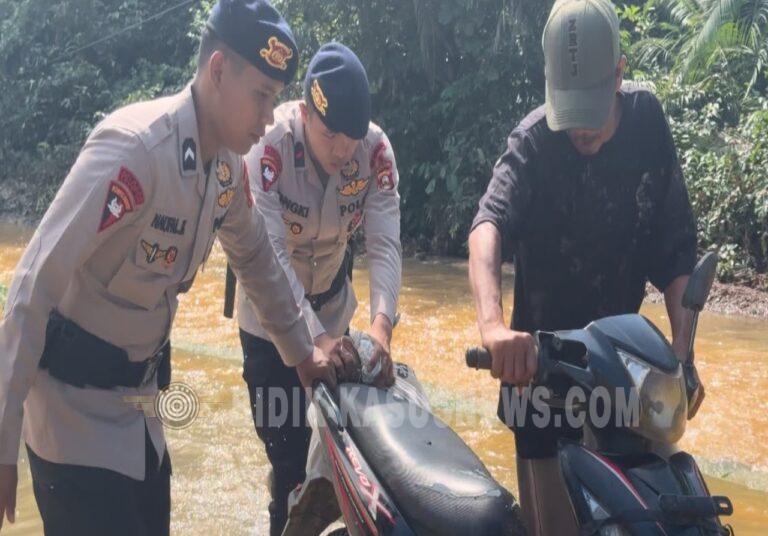 Brimob Polda Sumsel Siaga di Lokasi Banjir, Atur Arus Lalu Lintas di Jalur PALI–Muara Enim Demi Keselamatan Pengendara
