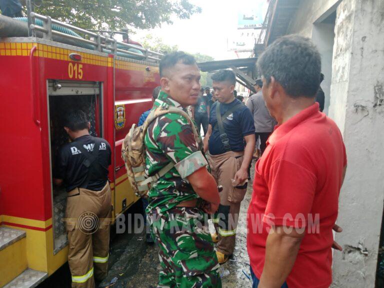Babinsa Koramil Kedaton Bantu Padamkan Kebakaran Gudang Rongsok di Bandar Lampung, Api Berhasil Dikendalikan