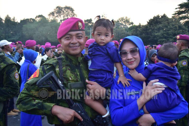 PENUH HARU, TRADISI PENYAMBUTAN WARNAI KEPULANGAN PRAJURIT KORPS MARINIR USAI TUNTASKAN PENUGASAN