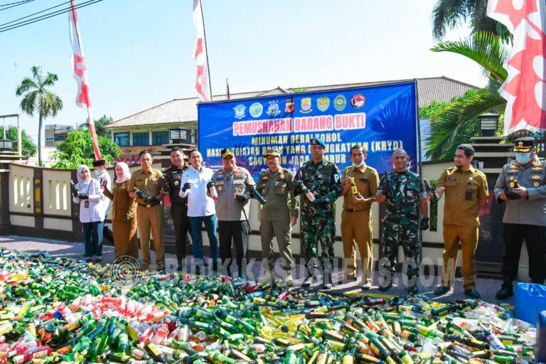 Polresta Cirebon Musnahkan Belasan Ribu Botol Miras dan Ribuan Knalpot Brong