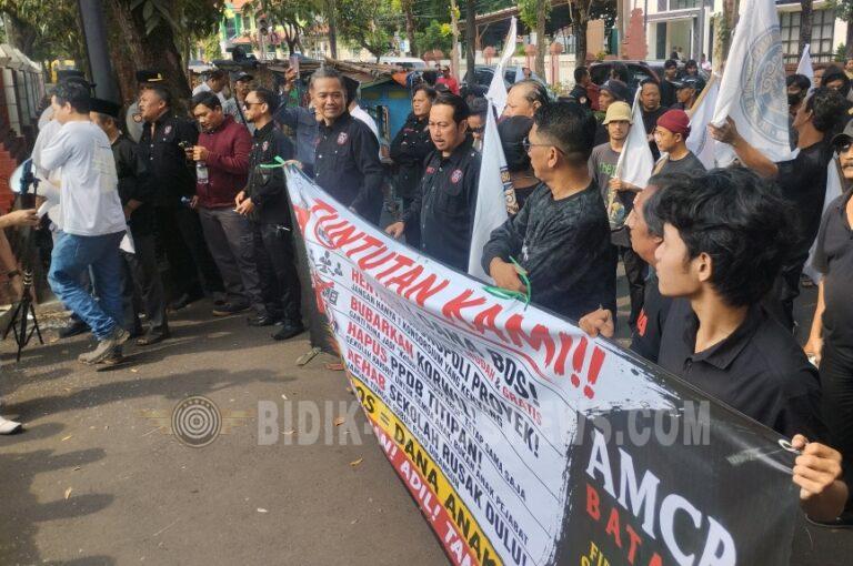 Disdik Kabupaten Cirebon Dikepung Aksi Demonstrasi, Tuntut Ronianto Tinggalkan Kursi Empuk Kadisdik
