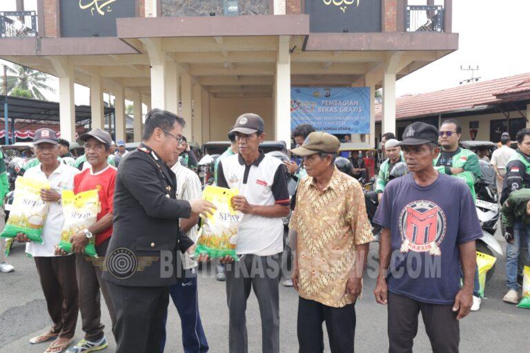 Hari Bhayangkara ke-80, Polres Hulu Sungai Utara Salurkan 500 Paket Beras untuk Ojol, Tukang Becak, dan Warga Kurang Mampu