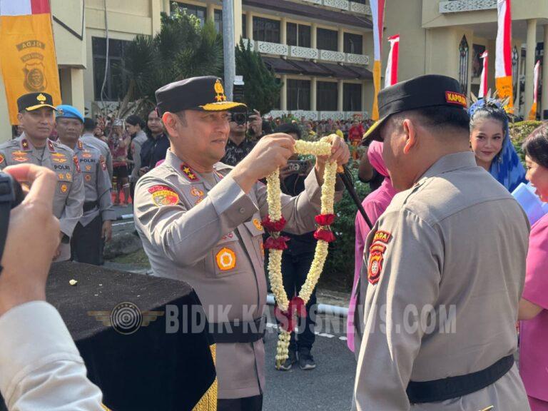 Pergantian Kepemimpinan,Polda Kalbar Gelar Tradisi Penyambutan Untuk Irjen Pol.Albert Teddy Benhard Sianipar