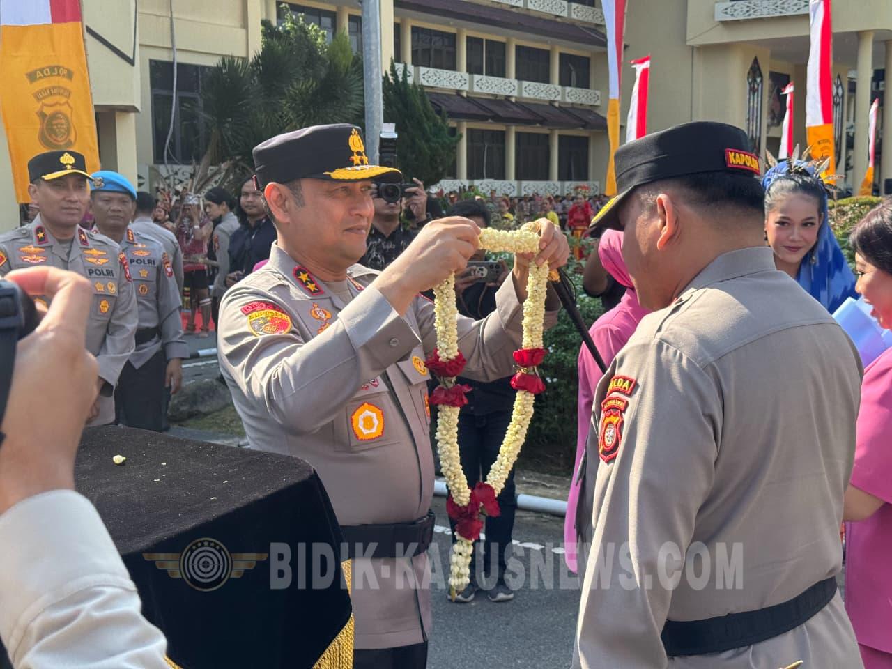 Pergantian Kepemimpinan,Polda Kalbar Gelar Tradisi Penyambutan Untuk Irjen Pol.Albert Teddy Benhard Sianipar